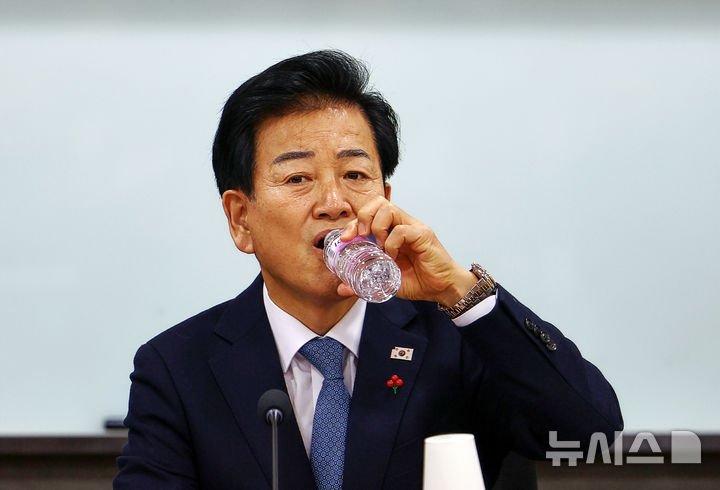 [서울=뉴시스] 김명년 기자 = 정동영 통일부 장관이 10일 서울 여의도 국회 의원회관에서 열린 'AI G3 강국 신기술 전략 조찬 포럼'에서 물을 마시고 있다. 2025.12.10. kmn@newsis.com