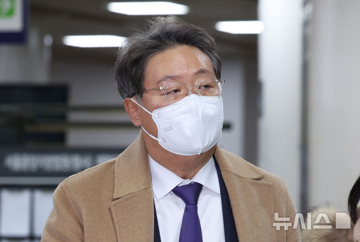 [서울=뉴시스] 김진아 기자 = 쌍방울 대북송금 사건의 증인에게 금전적인 지원을 해 진술을 번복하게 했다는 의혹을 받는 방용철 전 쌍방울 부회장이 10일 서울 서초구 서울중앙지방법원에서 열린 구속 전 피의자 심문(영장실질심사)에 출석하고 있다. 2025.12.10. bluesoda@newsis.com