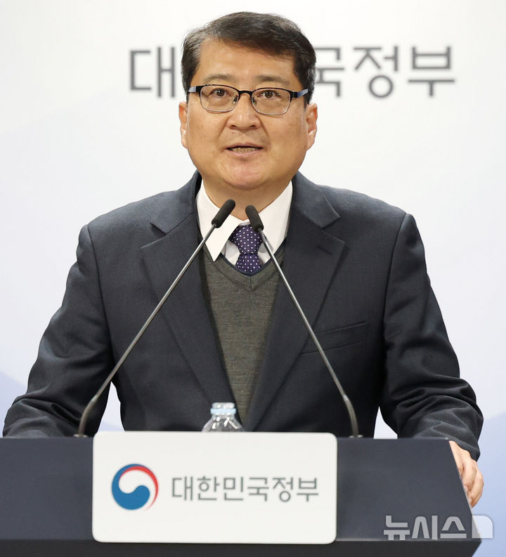 [서울=뉴시스] 추상철 기자 = 김경우 과학기술정보통신부 전파정책기획과장이 10일 오후 서울 종로구 정부서울청사에서 이동통신 주파수 재할당 세부 정책방안과 관련 브리핑을 하고 있다. 2025.12.10. scchoo@newsis.com
