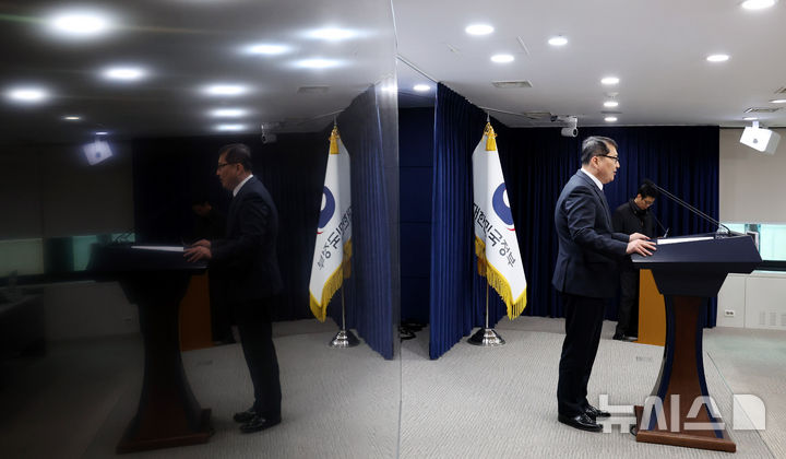 [서울=뉴시스] 추상철 기자 = 김경우 과학기술정보통신부 전파정책기획과장이 10일 오후 서울 종로구 정부서울청사에서 이동통신 주파수 재할당 세부 정책방안과 관련 브리핑을 하고 있다. 2025.12.10. scchoo@newsis.com