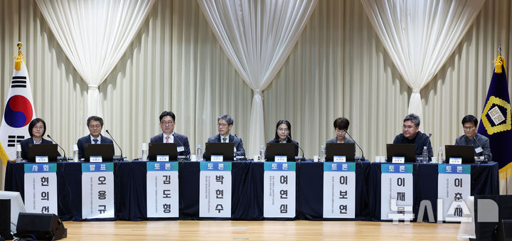 [서울=뉴시스] 이영환 기자 = 현의선 수원지방법원·가정법원 안양지원장의 사회로 10일 오후 서울 서초구 서울법원종합청사 청심홀에서 국민을 위한 사법제도 개편 공청회 : 방향과 과제 제5세션 '상고제도 개편 방안'이 진행되고 있다. 왼쪽부터 현의선 안양지원장, 오용규 변호사, 김도형 수원지방법원·가정법원 안산지원 부장판사, 박현수 광주지방법원 부장판사, 여연심 민변 사법센터 법원개혁소위원장, 이보연 변호사, 이재묵 한국외국어대학교 정치외교학과 교수, 이춘재 한겨레신문 논설위원. 2025.12.10. 20hwan@newsis.com