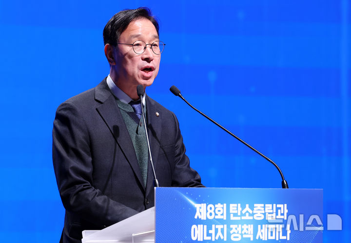 [서울=뉴시스] 조성우 기자 = 위성곤 국회 기후위기특별위원회 위원장이 10일 오후 서울 중구 대한상공회의소에서 열린 제8회 탄소중립과 에너지 정책 세미나에서 축사를 하고 있다. 2025.12.10. xconfind@newsis.com
