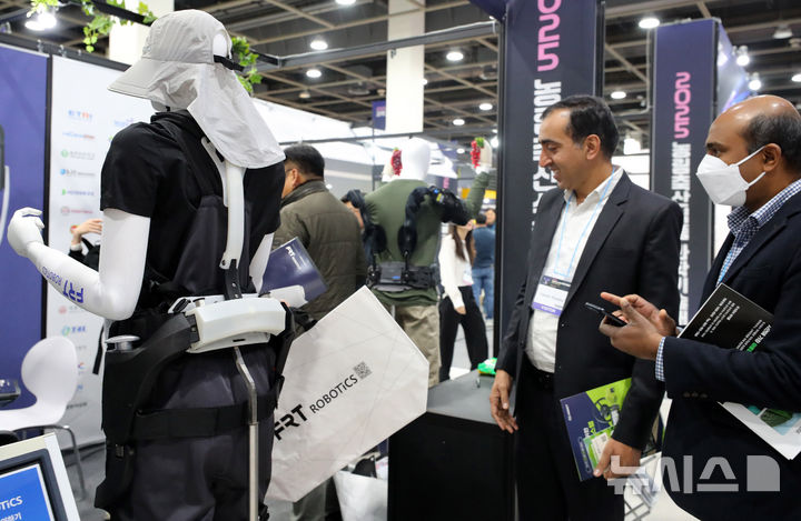 농진청장 "웨어러블 로봇으로 농업인 덜 아프게 일하게 하겠다"