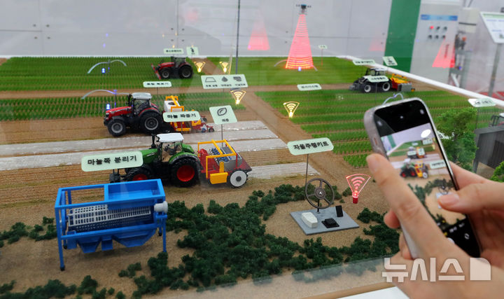 [서울=뉴시스] 김혜진 기자 = 10일 서울 서초구 aT센터에서 열린 2025 농림축산식품 과학기술대전에서 관람객들이 부스를 둘러보고 있다. 2025.12.10. jini@newsis.com