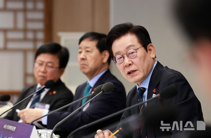 [서울=뉴시스] 고범준 기자 = 이재명 대통령이 10일 서울 용산 대통령실 청사에서 열린 AI 시대의 K-반도체 비전과 육성전략 보고회에서 발언하고 있다. 2025.12.10. bjko@newsis.com