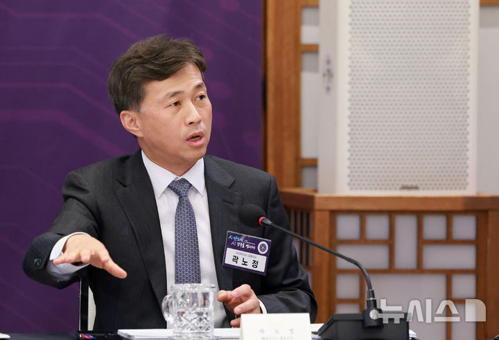[서울=뉴시스] 고범준 기자 = 곽노정 SK하이닉스 대표이사가 10일 서울 용산 대통령실 청사에서 열린 AI 시대의 K-반도체 비전과 육성전략 보고회에서 발언하고 있다. 2025.12.10. bjko@newsis.com