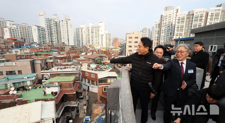 [서울=뉴시스] 김선웅 기자 = 오세훈 서울시장이 10일 서울 영등포구 대림1구역을 방문해 재개발 추진 현황 등을 점검하고 있다. 2025.12.10. mangusta@newsis.com