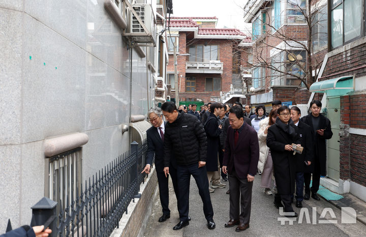 [서울=뉴시스] 김선웅 기자 = 오세훈 서울시장이 10일 서울 영등포구 대림1구역 재개발 현장을 방문해 추진 현황 등을 점검하고 있다. 2025.12.10. mangusta@newsis.com