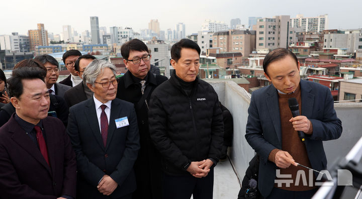 [서울=뉴시스] 김선웅 기자 = 오세훈 서울시장이 10일 서울 영등포구 대림1구역 재개발 현장을 방문해 사업 추진 현황 설명을 듣고 있다. 2025.12.10. mangusta@newsis.com