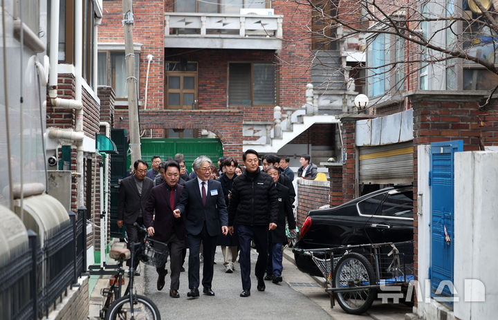 [서울=뉴시스] 김선웅 기자 = 오세훈 서울시장이 10일 서울 영등포구 대림1구역 재개발 현장을 방문해 추진 현황 등을 점검하고 있다. 2025.12.10. mangusta@newsis.com