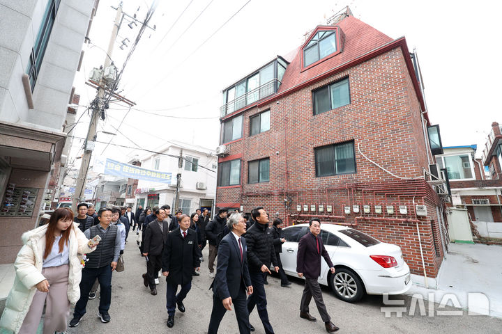 [서울=뉴시스] 김선웅 기자 = 오세훈 서울시장이 10일 서울 영등포구 대림1구역 재개발 현장을 방문해 추진 현황 등을 점검하고 있다. 2025.12.10. mangusta@newsis.com