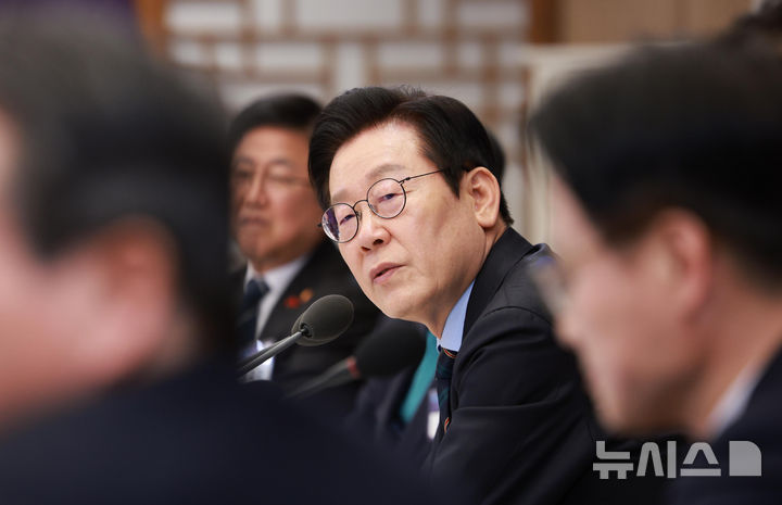 [서울=뉴시스] 고범준 기자 = 이재명 대통령이 10일 서울 용산 대통령실 청사에서 열린 AI 시대의 K-반도체 비전과 육성전략 보고회에서 발언하고 있다. 2025.12.10. bjko@newsis.com