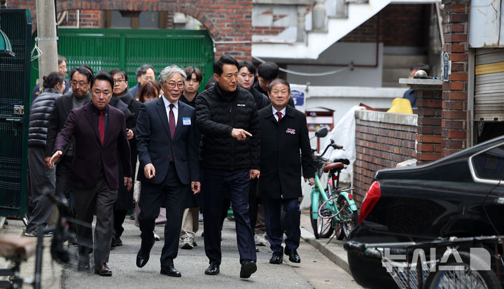 [서울=뉴시스] 김선웅 기자 = 오세훈 서울시장이 10일 서울 영등포구 대림1구역 재개발 현장을 방문해 추진 현황 등을 점검하고 있다. 2025.12.10. mangusta@newsis.com