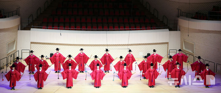  [부산=뉴시스] 하경민 기자 = 크라운해태 임직원들이 만든 '제6회 CH한음회'가 10일 부산 부산진구 부산콘서트홀에서 본 국악공연(오후 7시)에 앞서 최종 연습공연을 하고 있다. CH한음회는 과자 회사인 크라운해태 임직원들이 평소 갈고 닦은 전통음악 실력을 지역 고객들에게 선보이는 고객감사 공연으로, 지난해 4월 대전·대구, 올해 광주·대구·일본 오사카 등에 이어 이날 부산 공연을 펼친다. 2025.12.10. yulnetphoto@newsis.com