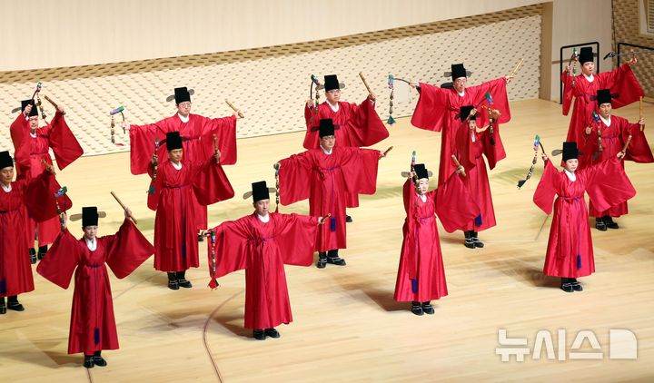  [부산=뉴시스] 하경민 기자 = 크라운해태 임직원들이 만든 '제6회 CH한음회'가 10일 부산 부산진구 부산콘서트홀에서 본 국악공연(오후 7시)에 앞서 최종 연습공연을 하고 있다. CH한음회는 과자 회사인 크라운해태 임직원들이 평소 갈고 닦은 전통음악 실력을 지역 고객들에게 선보이는 고객감사 공연으로, 지난해 4월 대전·대구, 올해 광주·대구·일본 오사카 등에 이어 이날 부산 공연을 펼친다. 2025.12.10. yulnetphoto@newsis.com