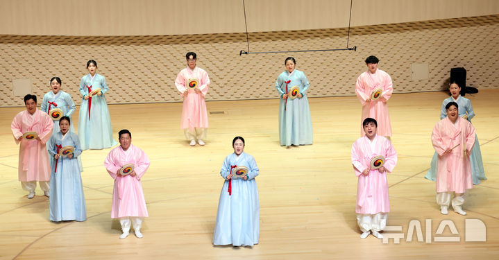  [부산=뉴시스] 하경민 기자 = 크라운해태 임직원들이 만든 '제6회 CH한음회'가 10일 부산 부산진구 부산콘서트홀에서 본 국악공연(오후 7시)에 앞서 최종 연습공연을 하고 있다. CH한음회는 과자 회사인 크라운해태 임직원들이 평소 갈고 닦은 전통음악 실력을 지역 고객들에게 선보이는 고객감사 공연으로, 지난해 4월 대전·대구, 올해 광주·대구·일본 오사카 등에 이어 이날 부산 공연을 펼친다. 2025.12.10. yulnetphoto@newsis.com