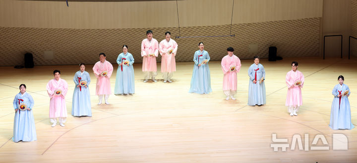  [부산=뉴시스] 하경민 기자 = 크라운해태 임직원들이 만든 '제6회 CH한음회'가 10일 부산 부산진구 부산콘서트홀에서 본 국악공연(오후 7시)에 앞서 최종 연습공연을 하고 있다. CH한음회는 과자 회사인 크라운해태 임직원들이 평소 갈고 닦은 전통음악 실력을 지역 고객들에게 선보이는 고객감사 공연으로, 지난해 4월 대전·대구, 올해 광주·대구·일본 오사카 등에 이어 이날 부산 공연을 펼친다. 2025.12.10. yulnetphoto@newsis.com
