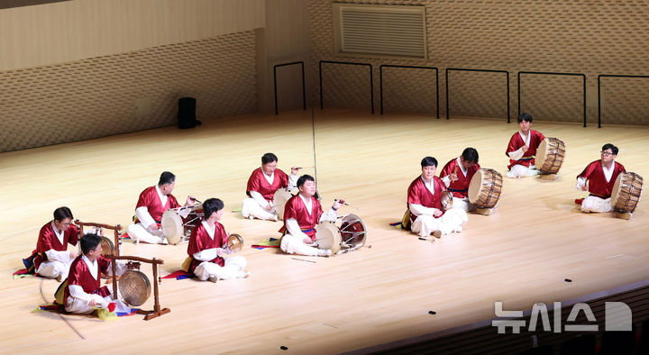  [부산=뉴시스] 하경민 기자 = 크라운해태 임직원들이 만든 '제6회 CH한음회'가 10일 부산 부산진구 부산콘서트홀에서 본 국악공연(오후 7시)에 앞서 최종 연습공연을 하고 있다. CH한음회는 과자 회사인 크라운해태 임직원들이 평소 갈고 닦은 전통음악 실력을 지역 고객들에게 선보이는 고객감사 공연으로, 지난해 4월 대전·대구, 올해 광주·대구·일본 오사카 등에 이어 이날 부산 공연을 펼친다. 2025.12.10. yulnetphoto@newsis.com