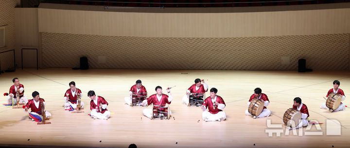  [부산=뉴시스] 하경민 기자 = 크라운해태 임직원들이 만든 '제6회 CH한음회'가 10일 부산 부산진구 부산콘서트홀에서 본 국악공연(오후 7시)에 앞서 최종 연습공연을 하고 있다. CH한음회는 과자 회사인 크라운해태 임직원들이 평소 갈고 닦은 전통음악 실력을 지역 고객들에게 선보이는 고객감사 공연으로, 지난해 4월 대전·대구, 올해 광주·대구·일본 오사카 등에 이어 이날 부산 공연을 펼친다. 2025.12.10. yulnetphoto@newsis.com