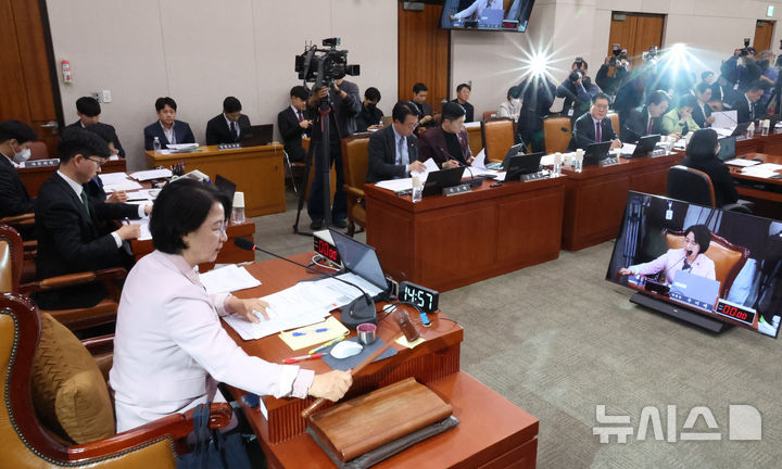 [서울=뉴시스] 김금보 기자 = 추미애 국회 법제사법위원회 위원장이 10일 서울 여의도 국회에서 열린 전체회의에서 의사봉을 두드리고 있다. 2025.12.10. kgb@newsis.com