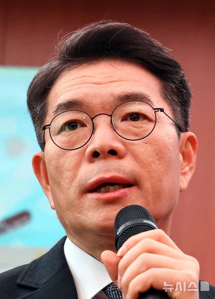 [서울=뉴시스] 최진석 기자 = 정원오 성동구청장이 지난 10일 서울 성동구 펍지성수 라운지에서 성수동 책 관련 기자간담회를 하며 기자들의 질문에 답하고 있다. 2025.12.10. myjs@newsis.com