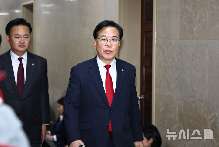 [서울=뉴시스] 김명년 기자 = 송언석 국민의힘 원내대표가 10일 오후 서울 여의도 국회에서 김병기더불어민주당 원내대표와의 회동을 위해 운영위원장실로 이동하고 있다. 2025.12.10. kmn@newsis.com