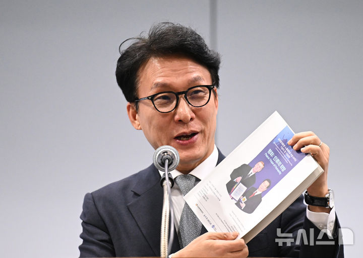 [서울=뉴시스] 청사사진기자단 = 김민석 국무총리가 10일 오후 서울 마포구 연세대학교 김대중도서관에서 열린 김대중 대통령 노벨평화상 25주년 기념식에 참석해 축사를 하고 있다. 2025 .12. 10. photo@newsis.com