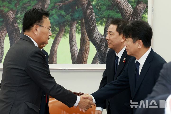 [서울=뉴시스] 고승민 기자 = 더불어민주당 김병기 원내대표, 문진석 원내수석, 국민의힘 송언석 원내대표, 유상범 원내수석이 10일 서울 여의도 국회 운영위원장실에서 회동하고 있다. 2025.12.10. kkssmm99@newsis.com