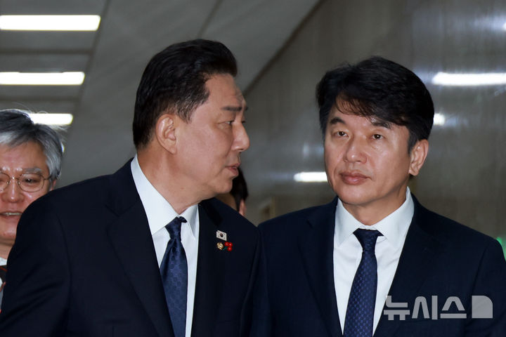 [서울=뉴시스] 고승민 기자 = 더불어민주당 김병기 원내대표와 문진석 원내수석이 10일 서울 여의도 국회에서 국민의힘 원내지도부와의 회동을 위해 운영위원장실로 향하고 있다. 2025.12.10. kkssmm99@newsis.com