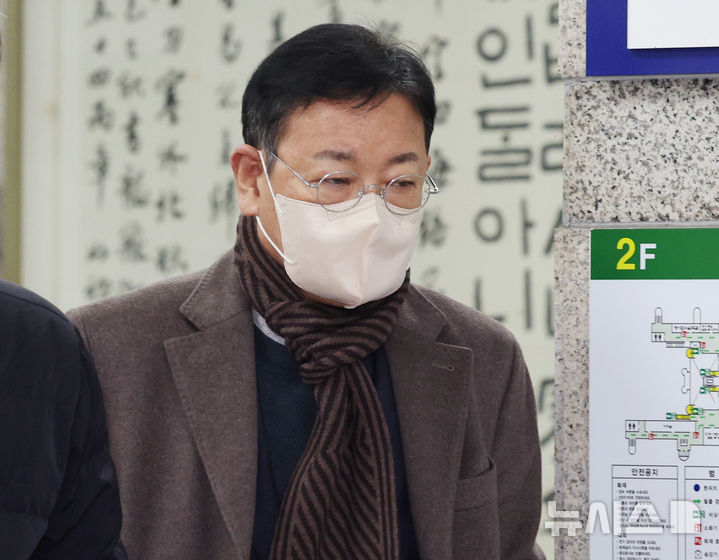 [서울=뉴시스] 김진아 기자 = 쌍방울 대북송금 사건과 관련해 검찰의 회유로 증언을 바꿨다는 의혹을 받는 안부수 전 아태평화교류협회장이 10일 서울 서초구 서울중앙지방법원에서 열린 구속 전 피의자 심문(영장실질심사)에 출석하고 있다. 2025.12.10. bluesoda@newsis.com