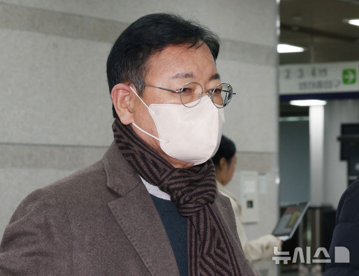 [서울=뉴시스] 김진아 기자 = 쌍방울 대북송금 사건과 관련해 검찰의 회유로 증언을 바꿨다는 의혹을 받는 안부수 전 아태평화교류협회장이 10일 서울 서초구 서울중앙지방법원에서 열린 구속 전 피의자 심문(영장실질심사)에 출석하고 있다. 2025.12.10. bluesoda@newsis.com