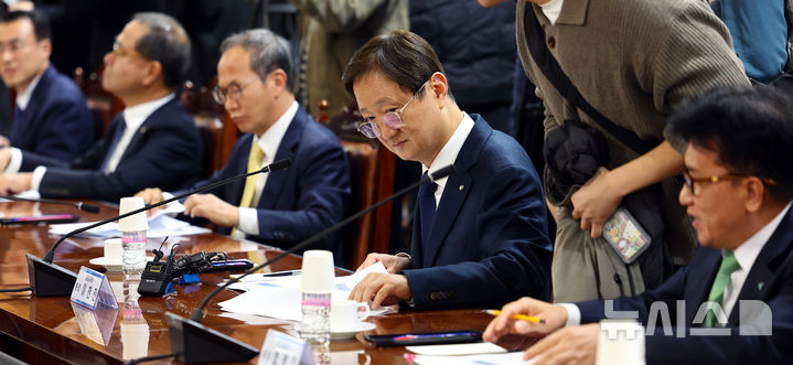 [서울=뉴시스] 박주성 기자 = 이찬진 금융감독원장이 10일 오후 서울 중구 은행회관에서 열린 금융감독원장-금융지주회장 간담회에 참석하고 있다. 2025.12.10. park7691@newsis.com