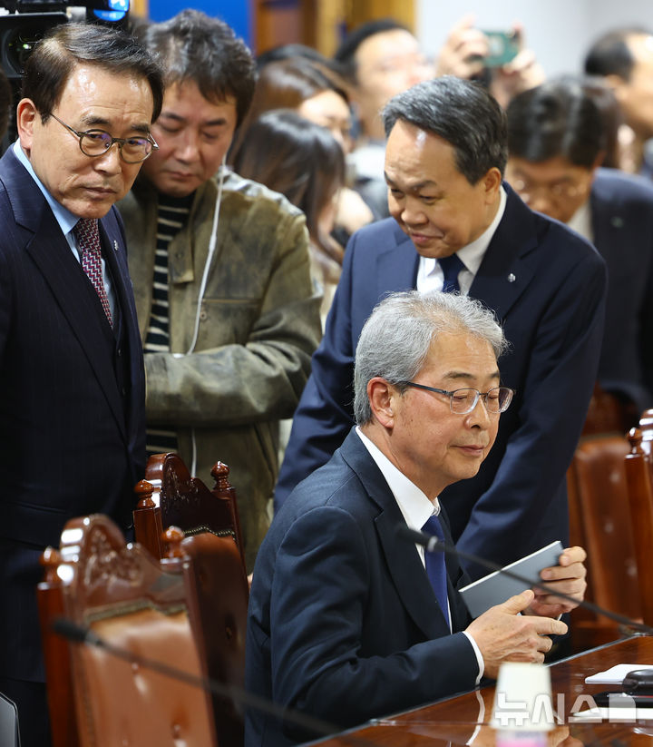[서울=뉴시스] 박주성 기자 = 조용병 전국은행연합회 회장(왼쪽부터)과 임종룡 우리금융그룹 회장, 진옥동 신한금융지주 회장이 10일 오후 서울 중구 은행회관에서 열린 금융감독원장-금융지주회장 간담회에 참석하고 있다. 2025.12.10. park7691@newsis.com