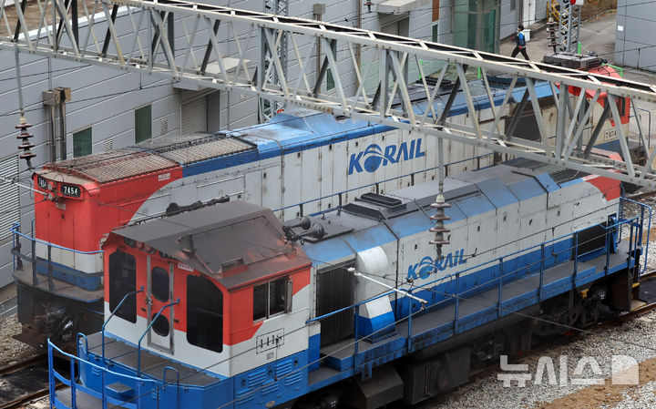 [서울=뉴시스] 최진석 기자 = 전국철도노동조합 총파업을 하루 앞둔 10일 서울 한 코레일차량사업소에 기관차가 정차해 있다. 전국철도노동조합은 임금교섭 결렬에 따라 11일 오전 9시부터 무기한 총파업에 돌입하겠다고 밝혔다. 2025.12.10. myjs@newsis.com