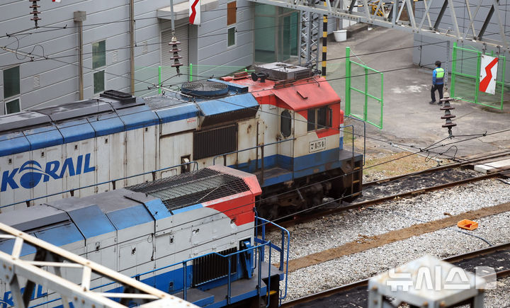 [서울=뉴시스] 최진석 기자 = 전국철도노동조합 총파업을 하루 앞둔 10일 서울 한 코레일차량사업소에  기관차가 정차해 있다. 전국철도노동조합은 임금교섭 결렬에 따라 11일 오전 9시부터 무기한 총파업에 돌입하겠다고 밝혔다. 2025.12.10. myjs@newsis.com