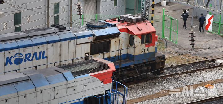 [서울=뉴시스] 최진석 기자 = 전국철도노동조합 총파업을 하루 앞둔 10일 서울 한 코레일차량사업소에 기관차가 정차해 있다. 전국철도노동조합은 임금교섭 결렬에 따라 11일 오전 9시부터 무기한 총파업에 돌입하겠다고 밝혔다. 2025.12.10. myjs@newsis.com