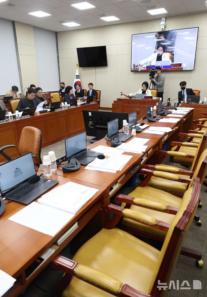 [서울=뉴시스] 조성봉 기자 = 최민희 국회 과방위원장이 10일 오후 서울 여의도 국회에서 열린 과학기술정보방송통신위원회 전체회의에서 ‘허위조작정보 징벌적 손해배상법'을 통과시키고 있다.2025.12.10. suncho21@newsis.com