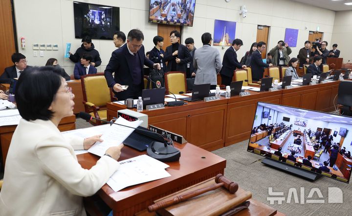 [서울=뉴시스] 조성봉 기자 = 최민희 국회 과방위원장이 10일 오후 서울 여의도 국회에서 열린 과학기술정보방송통신위원회 전체회의에서 ‘허위조작정보 징벌적 손해배상법'을 상정하자 최형두 국민의힘 간사를 비롯한 의원들이 자리에 일어나 회의장을 나서고 있다. 2025.12.10. suncho21@newsis.com