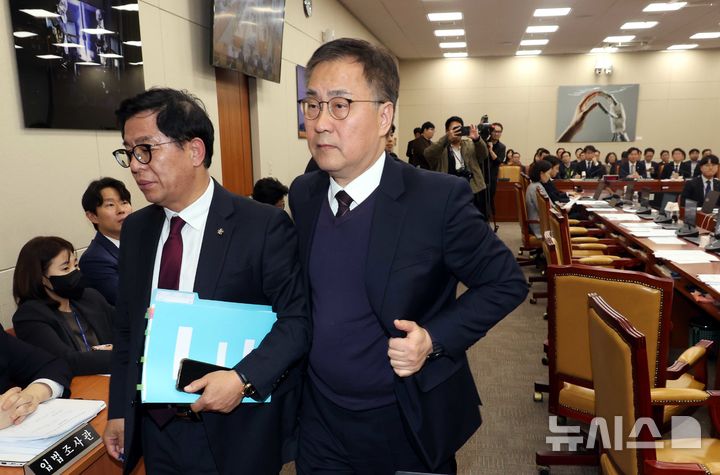 [서울=뉴시스] 조성봉 기자 = 최형두 국민의힘 간사와 이상휘 의원이 10일 오후 서울 여의도 국회에서 열린 과학기술정보방송통신위원회 전체회의에서 ‘허위조작정보 징벌적 손해배상법'을 상정되자 자리에 일어나 회의장을 나서고 있다. 2025.12.10. suncho21@newsis.com