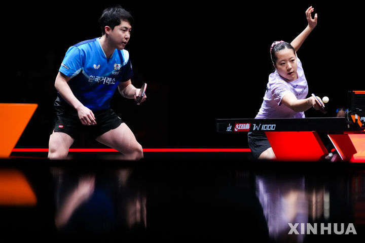 [홍콩=신화/뉴시스] 임종훈과 신유빈이 10일(현지 시간) 중국 홍콩에서 열린 2025 월드테이블테니스(WTT) 홍콩 파이널스(왕중왕전) 조별 리그 2조 혼합 복식에서 브라질의 우고 칼데라노-브루노 다카하시 조와 경기하고 있다. 임종훈-신유빈 조가 3-0(13-11 11-7 11-5)으로 승리하고 1승을 먼저 챙겼다. 2025.12.10.