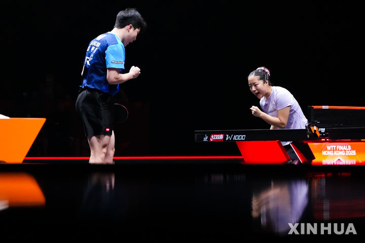 [홍콩=신화/뉴시스] 임종훈과 신유빈이 10일(현지 시간) 중국 홍콩에서 열린 2025 월드테이블테니스(WTT) 홍콩 파이널스(왕중왕전) 조별 리그 2조 혼합 복식에서 브라질의 우고 칼데라노-브루노 다카하시 조와 경기 중 파이팅을 외치고 있다. 임종훈-신유빈 조가 3-0(13-11 11-7 11-5)으로 승리하고 1승을 먼저 챙겼다. 2025.12.10.