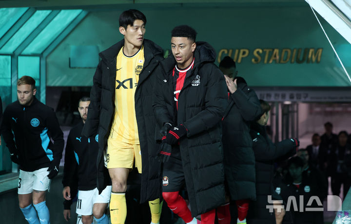 [서울=뉴시스] 김선웅 기자 = 10일 서울 마포구 서울월드컵경기장에서 열린 2025-2026시즌 아시아축구연맹(AFC) 챔피언스리그 엘리트(ACLE) 리그 스테이지 6차전 FC서울 vs 멜버른 시티 경기, 고별전을 치르는 FC서울 린가드가 경기장으로 입장하고 있다. 2025.12.10. mangusta@newsis.com