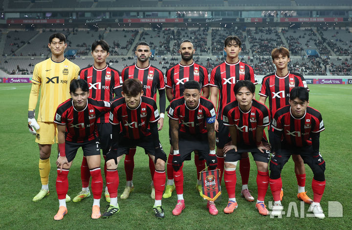 [서울=뉴시스] 김선웅 기자 = 10일 서울 마포구 서울월드컵경기장에서 열린 2025-2026시즌 아시아축구연맹(AFC) 챔피언스리그 엘리트(ACLE) 리그 스테이지 6차전 FC서울 vs 멜버른 시티 경기 시작 전 린가드 등 FC서울 선수들이 기념촬영을 하고 있다. 2025.12.10. mangusta@newsis.com