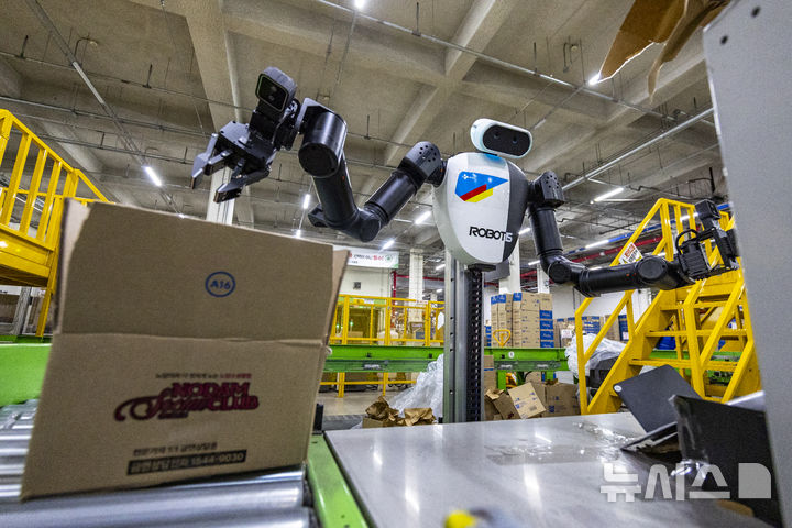 [군포=뉴시스] 정병혁 기자 = 10일 경기 군포시 CJ대한통운 스마트풀필먼트센터에서 AI 휴머노이드 로봇이 완충재 보충, 박스 적재 등 포장 작업을 하고 있다. 2025.12.10. jhope@newsis.com