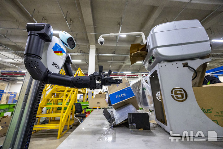 [군포=뉴시스] 정병혁 기자 = 지난 10일 경기 군포시 CJ대한통운 스마트풀필먼트센터에서 AI 휴머노이드 로봇이 완충재 보충, 박스 적재 등 포장 작업을 하고 있다. 2026.0109. jhope@newsis.com