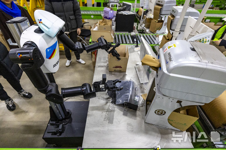 [군포=뉴시스] 정병혁 기자 = 지난 10일 경기 군포시 CJ대한통운 스마트풀필먼트센터에서 AI 휴머노이드 로봇이 완충재 보충, 박스 적재 등 포장 작업을 하고 있다. 2026.0109. jhope@newsis.com