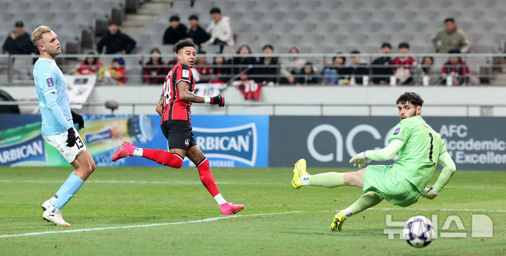 [서울=뉴시스] 김선웅 기자 = 10일 서울 마포구 서울월드컵경기장에서 열린 2025-2026시즌 아시아축구연맹(AFC) 챔피언스리그 엘리트(ACLE) 리그 스테이지 6차전 FC서울 vs 멜버른 시티 경기, FC서울 린가드가 골을 넣고 있다. 2025.12.10. mangusta@newsis.com