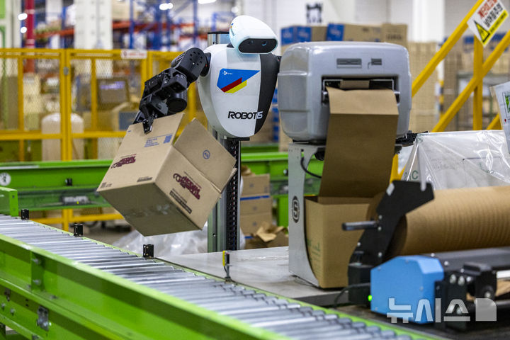 [군포=뉴시스] 정병혁 기자 = 10일 경기 군포시 CJ대한통운 스마트풀필먼트센터에서 AI 휴머노이드 로봇이 완충재 보충, 박스 적재 등 포장 작업을 하고 있다. 2025.12.10. jhope@newsis.com