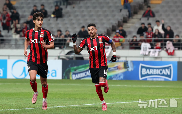 [서울=뉴시스] 김선웅 기자 = 10일 서울 마포구 서울월드컵경기장에서 열린 2025-2026시즌 아시아축구연맹(AFC) 챔피언스리그 엘리트(ACLE) 리그 스테이지 6차전 FC서울 vs 멜버른 시티 경기, FC서울 린가드가 골을 성공시킨 뒤 세레머니를 하고 있다. 2025.12.10. mangusta@newsis.com