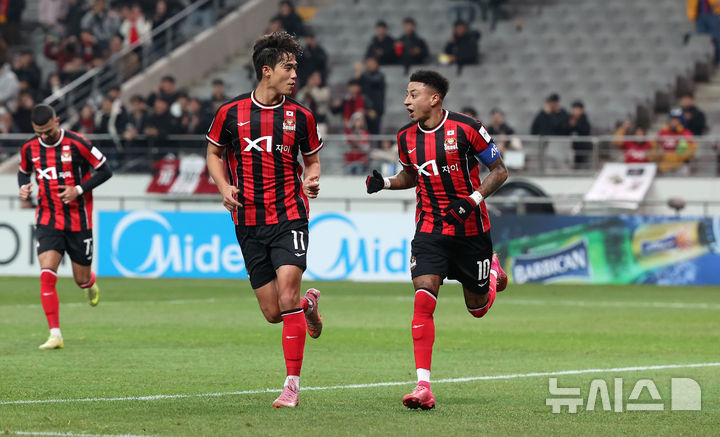 [서울=뉴시스] 김선웅 기자 = 10일 서울 마포구 서울월드컵경기장에서 열린 2025-2026시즌 아시아축구연맹(AFC) 챔피언스리그 엘리트(ACLE) 리그 스테이지 6차전 FC서울 vs 멜버른 시티 경기, FC서울 린가드가 골을 성공시킨 뒤 세레머니를 하고 있다. 2025.12.10. mangusta@newsis.com